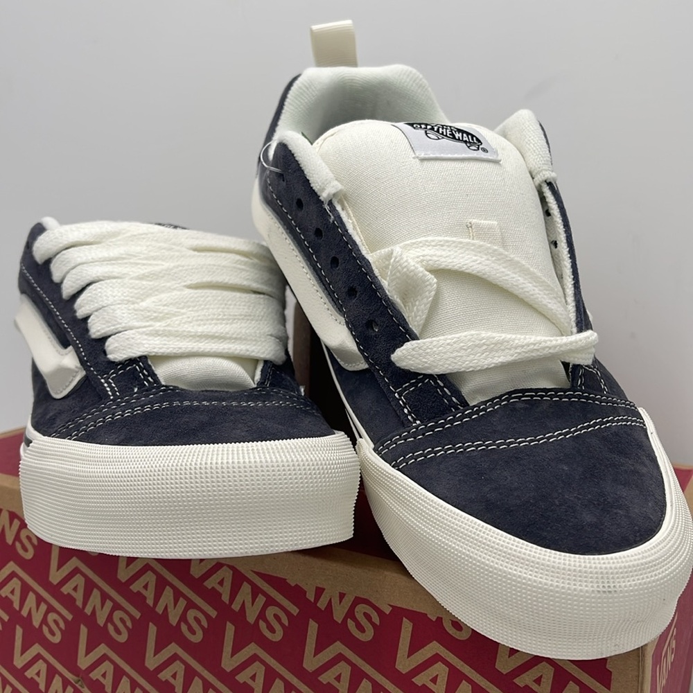 Vans WMNS Gray and White Sneakers Knu Skool
Pig Suede Gray
VN000CS0BGF - Picture 7 of 16